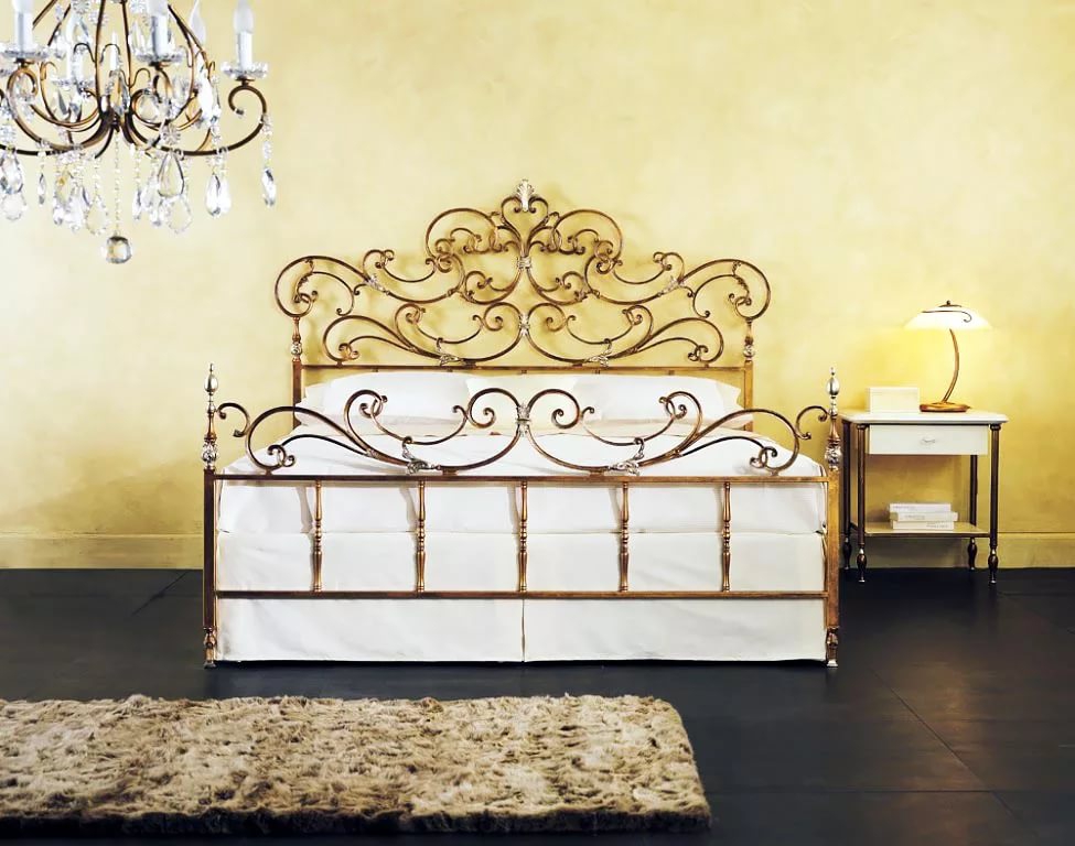 Кованые кровати в интерьере спальни 